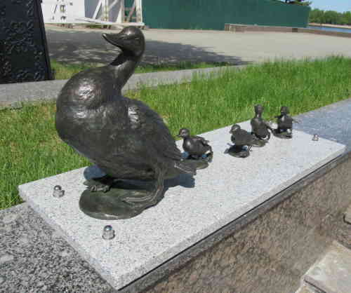 Скульптура «Утка с утятами» (Ярославль)