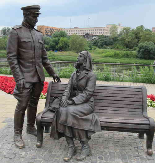 Скульптура «Красноармеец и медсестра» (Боровичи)