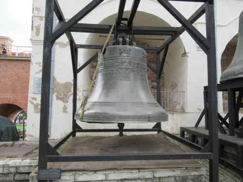 Воскресный колокол весом 590 пудов. Звонница Софийского собора. Новгородский Кремль (Великий Новгород)