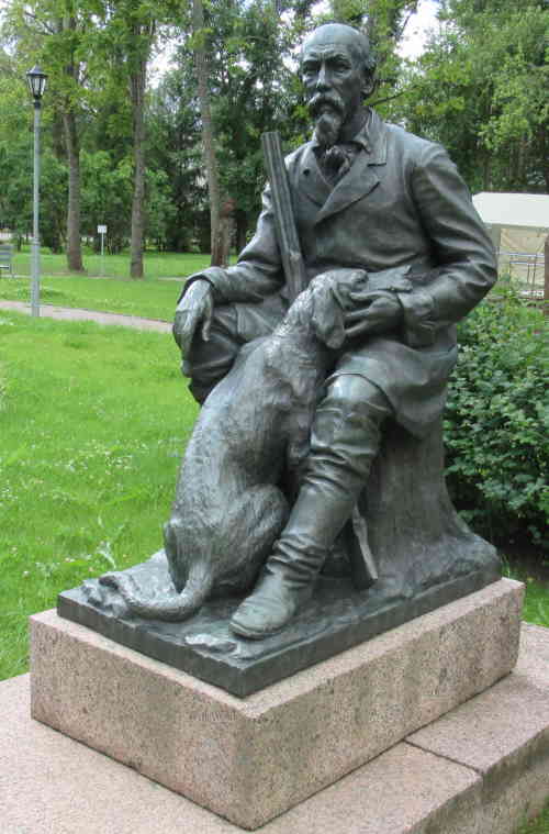 Памятник Н. А. Некрасов и его пойнтер Кадо. Музей-усадьба Н. А. Некрасова «Чудовская лука»